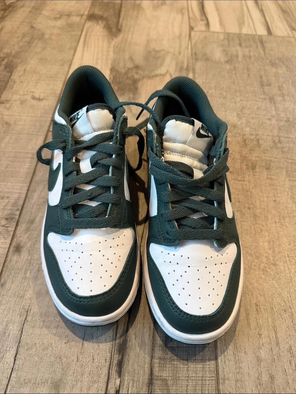 Nike Kids Low-Top Sneakers in Dark Green and White